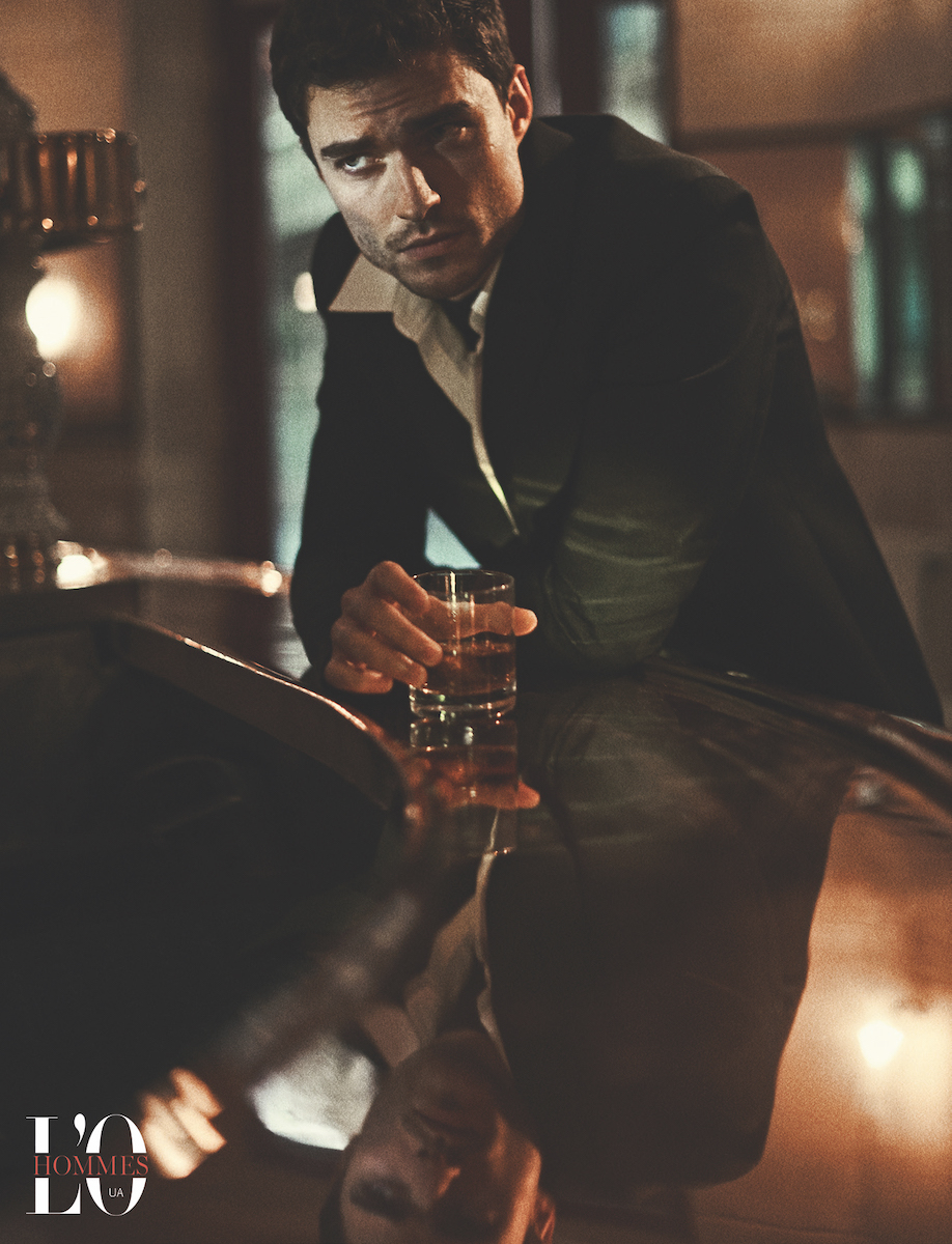 Костюм Bottega Veneta, рубашка Bourrienne, свитер Boss