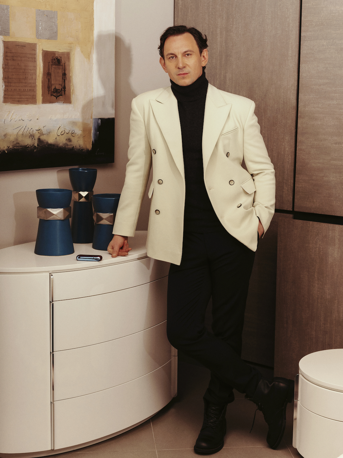 Пиджак Elena Burenina, водолазка Iro, брюки, Pal Zileri, обувьт — собственность героя 