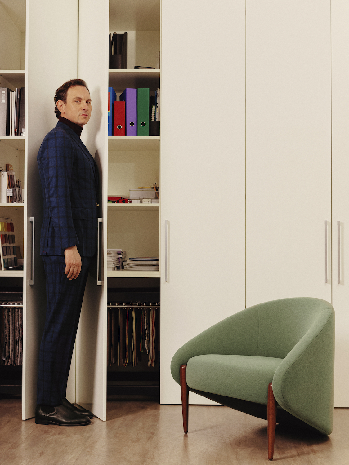 Костюм Isaiа, водолазка Jean Pierre, обувь Ermenegildo Zegna 