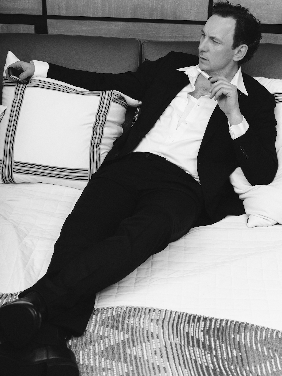 Костюм, рубашка — Pal Zileri, майка — собственность стилиста, обувь Ermenegildo Zegna 