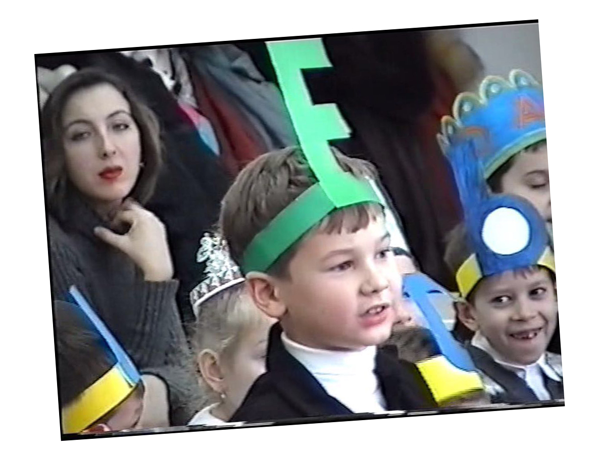 Детское фото Антонио (крайний справа)