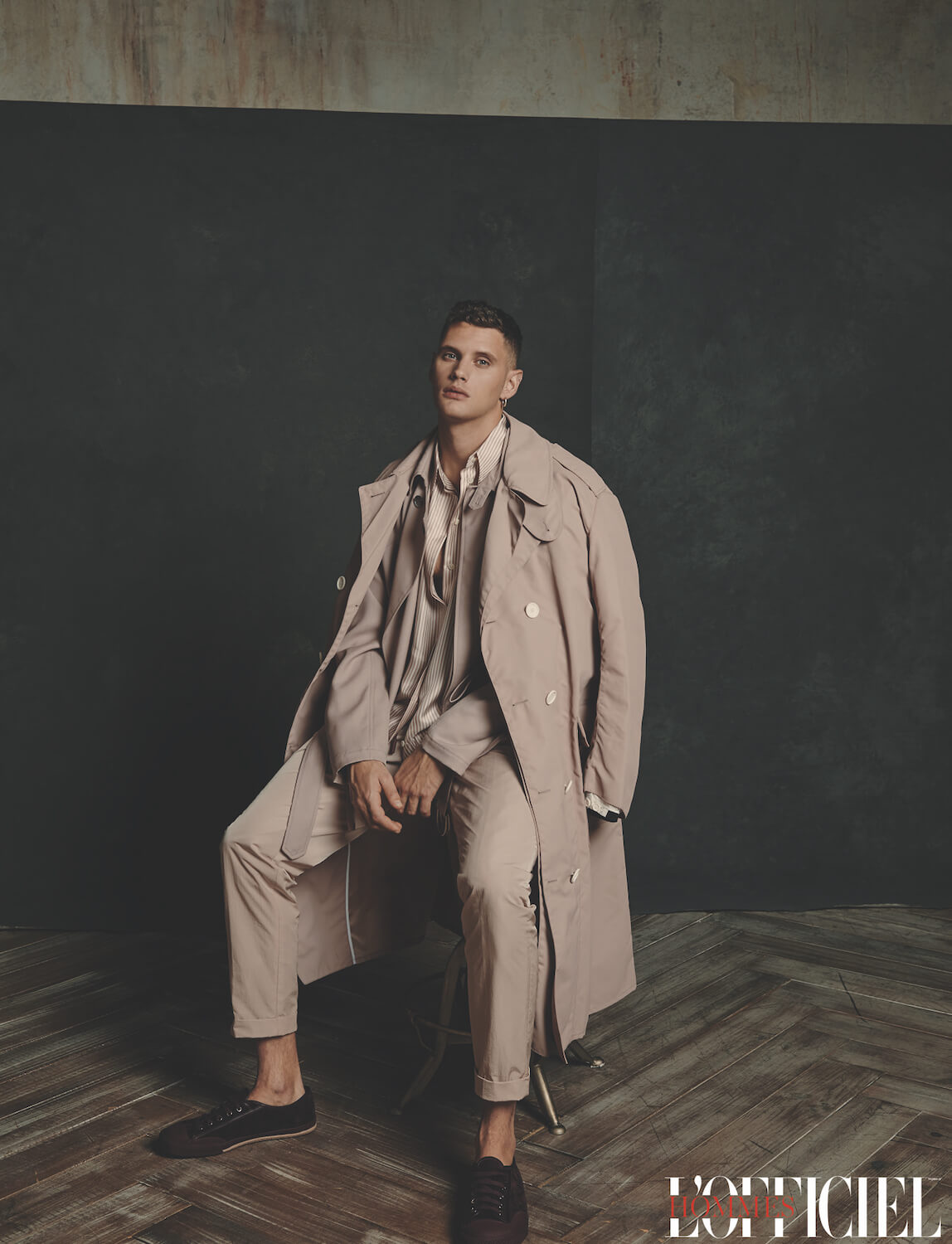 На Джоане: пальто, жакет, рубашка, брюки, кеды – Boss 