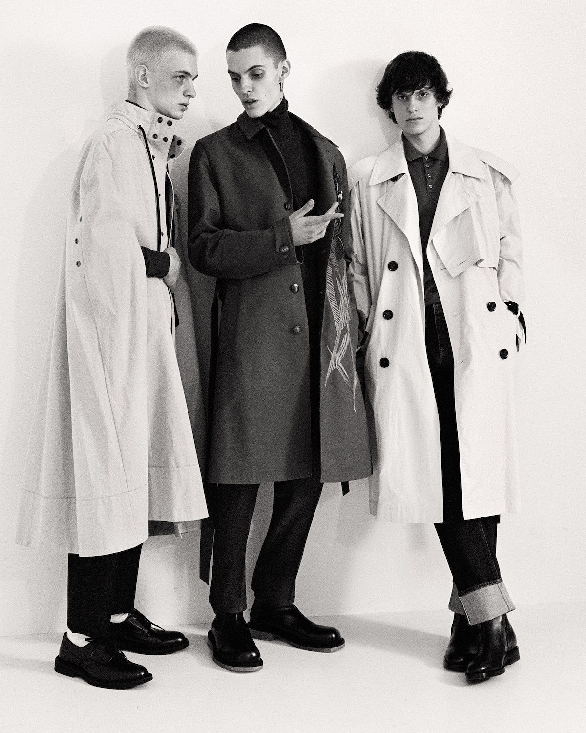 На Саше: плащ THEO, брюки Givenchy, обувь Bottega Veneta, водолазка  Il Borgo, на Валере: обувь Bottega Veneta, брюки и водолазка — Tom Ford, плащ Artem Klimchuk, на Николае: тренч THEO, джинсы Berlutti, обувь Bottega Venet, поло Brunello Cucinelli
