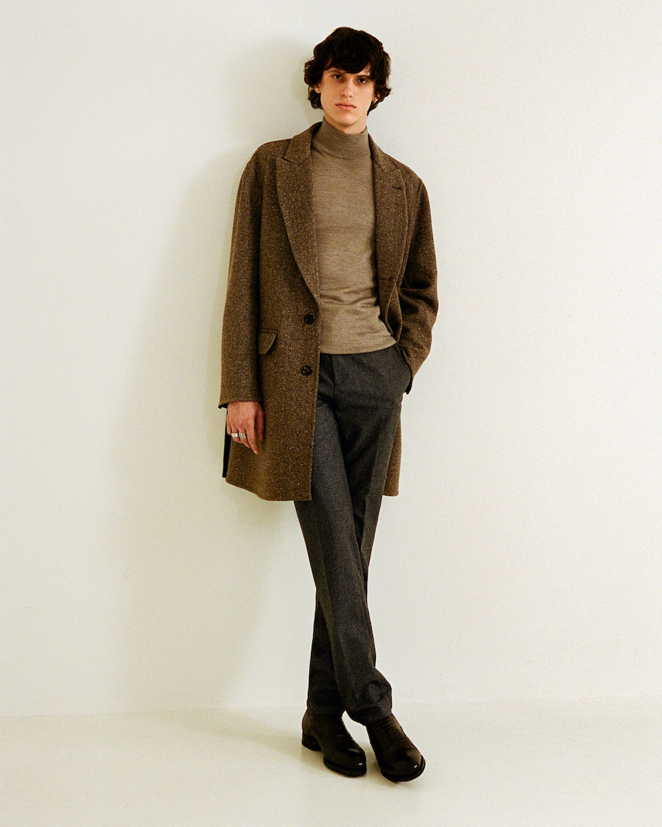 Водолазка Boglioli, пальто Brunello Cucinelli, обувь Bantoni, брюки Tom Ford