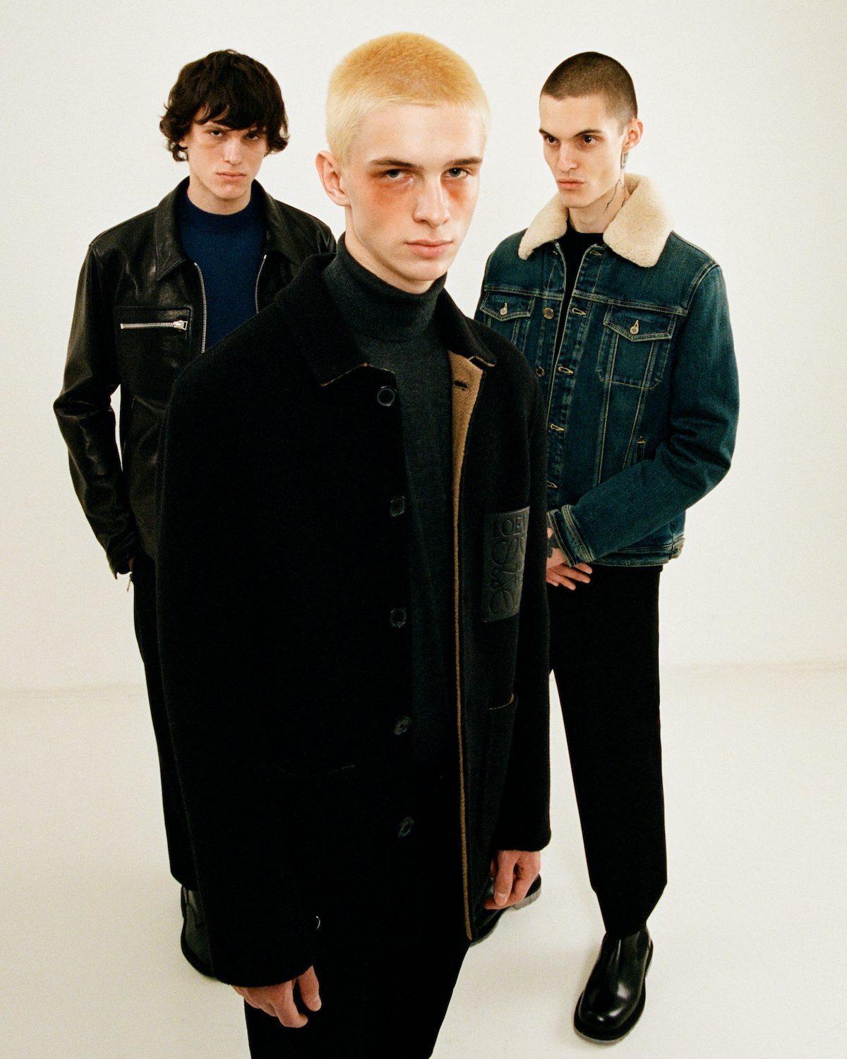 На Саше: куртка Loewе, водолазка IL Borgo , брюки Givenchy, на Николае: куртка и свитер — Tom Ford, на Валере: куртка Moorer, обувь Bottega Veneta, футолка Tom Ford 