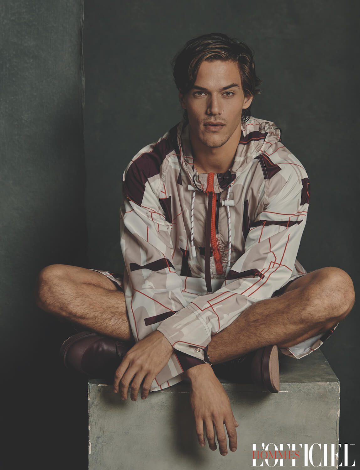 На Робине: жакет, шорты, кеды – Boss 