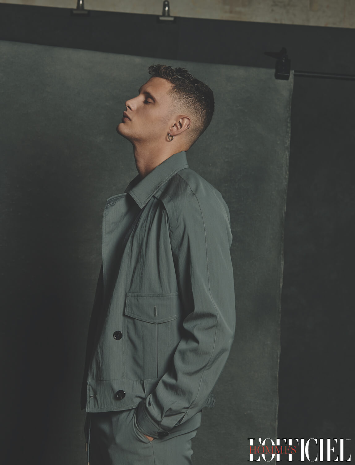 На Джоане: жакет, брюки – Boss 