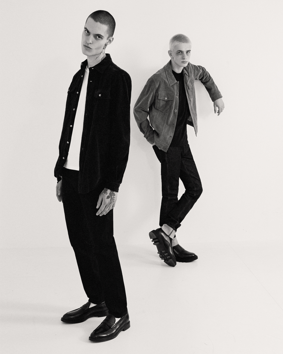 На Валере: рубашка Givenchy, футболка и джинсы — Tom Ford, обувь W.Gibbs, на Саше: джинсы Versace, обувь Givenchy, футболка Tom Ford, куртка Ksubi