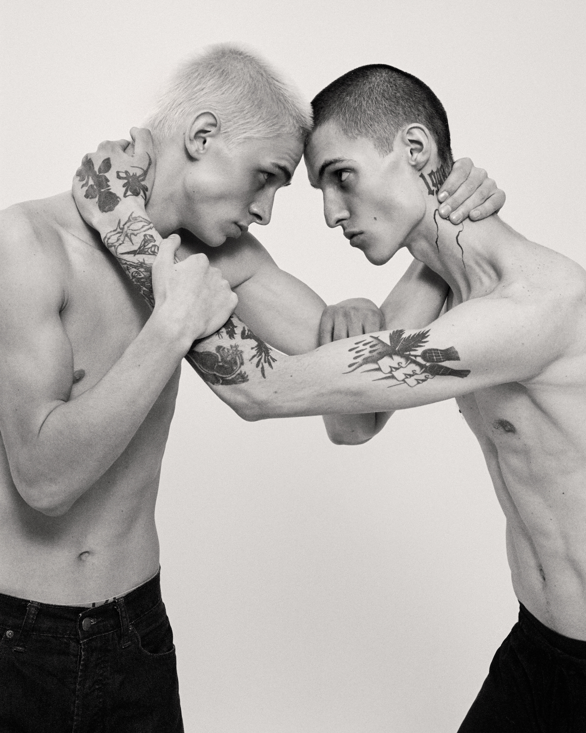 На Саше: джинсы Versace, на Валере: джинсы Givenchy 