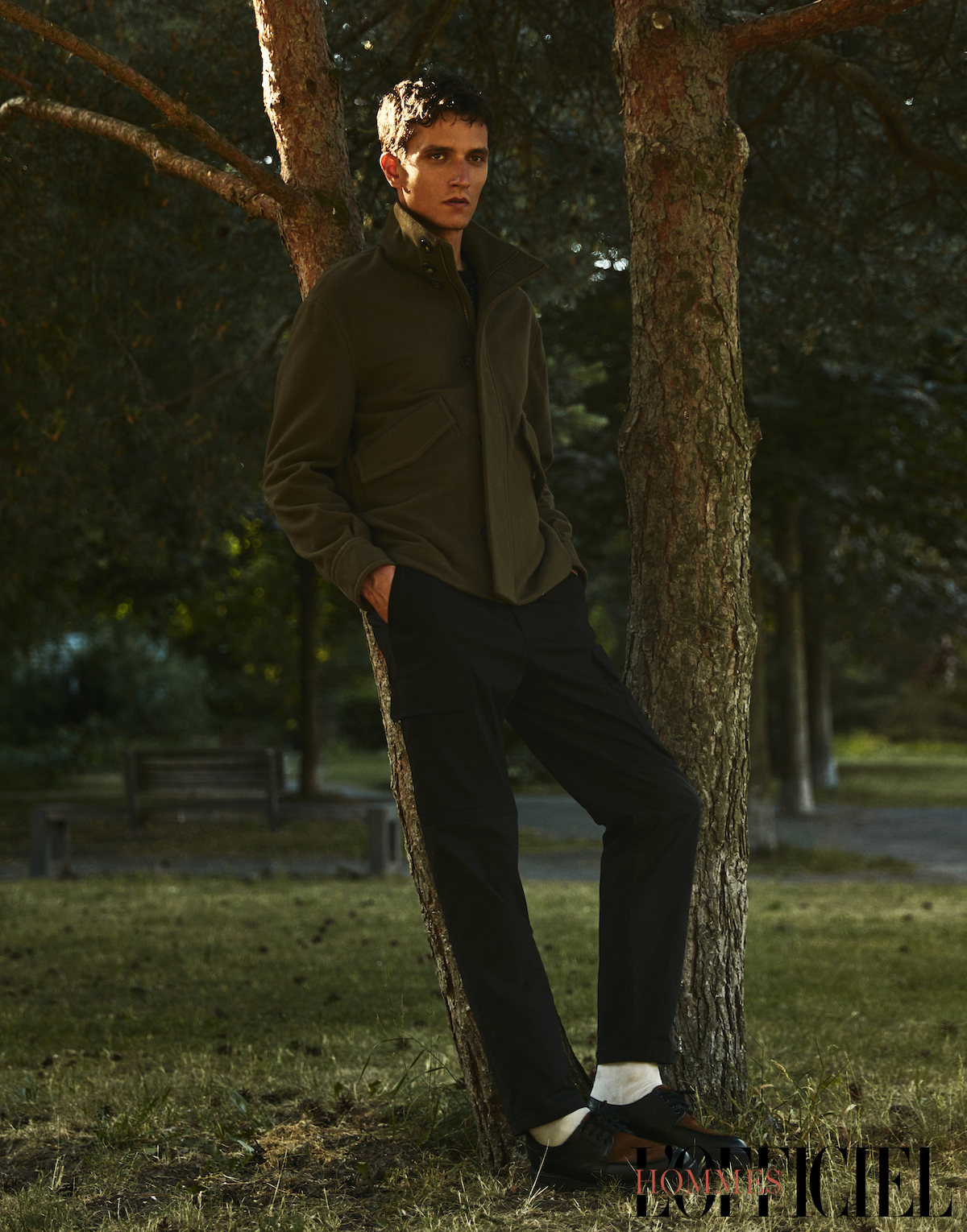Куртка: CERUTTI1881; Брюки: LOUIS VUITTON ; Свитер: SALVATORE FERRAGAMO; Ботинки: EMPORIO ARMANI ; Носки: FALKE