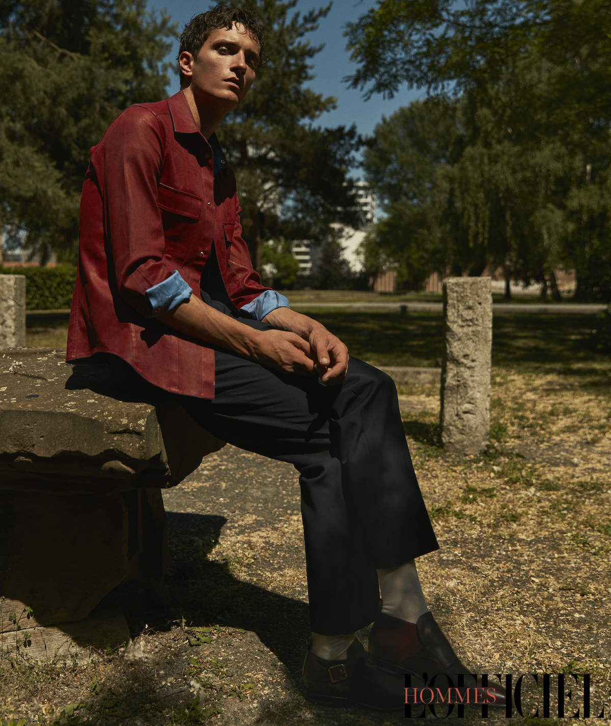 Куртка: DIRK BIKKEMBERG; Футболка: PRADA; Брюки: ISAIA; Ботинки: SALVATORE FERRAGAMO; Носки: FALKE  