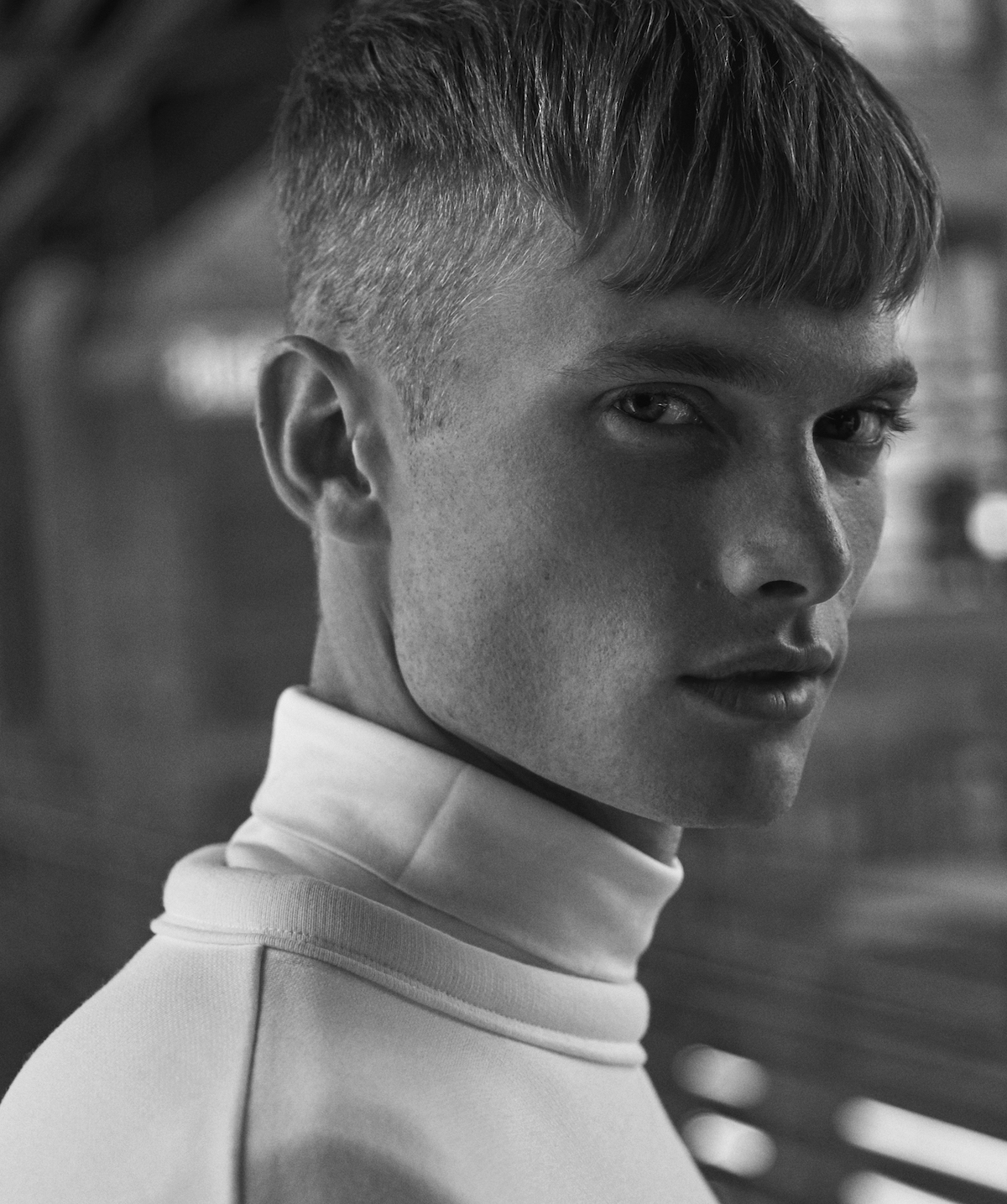 Свитер и брюки: Acne Studios; Водолазка: Kenzo; Обувь: Dries van Noten 