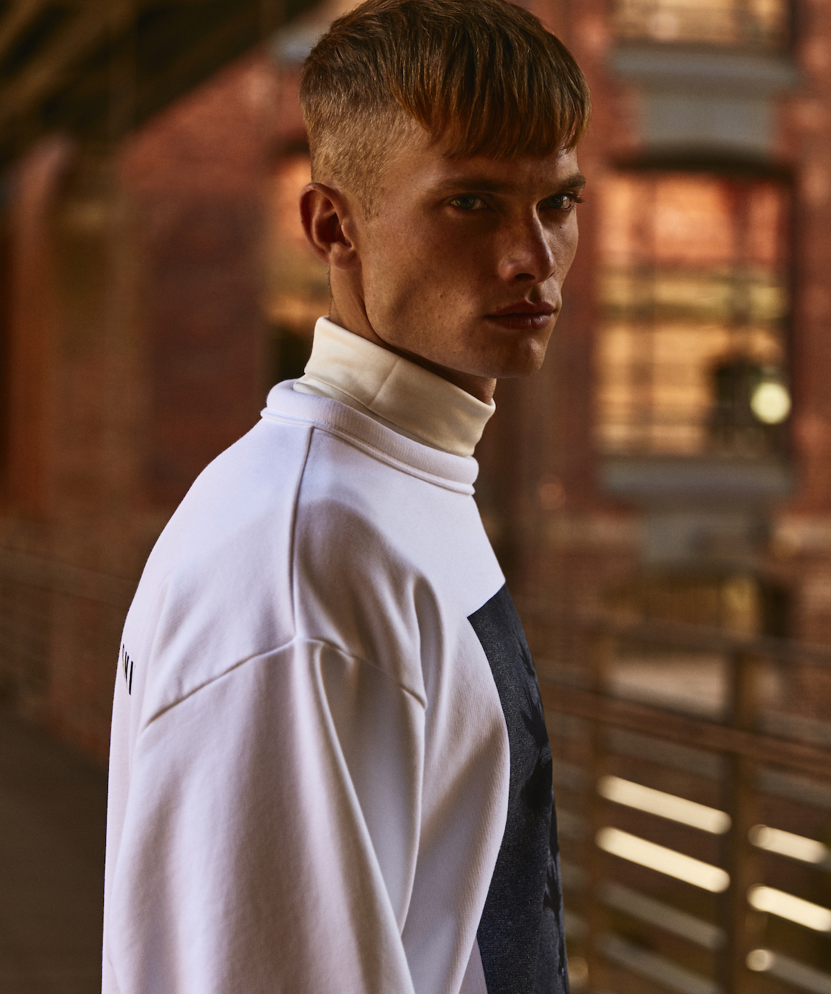 Свитер и брюки: Acne Studios; Водолазка: Kenzo; Обувь: Dries van Noten 
