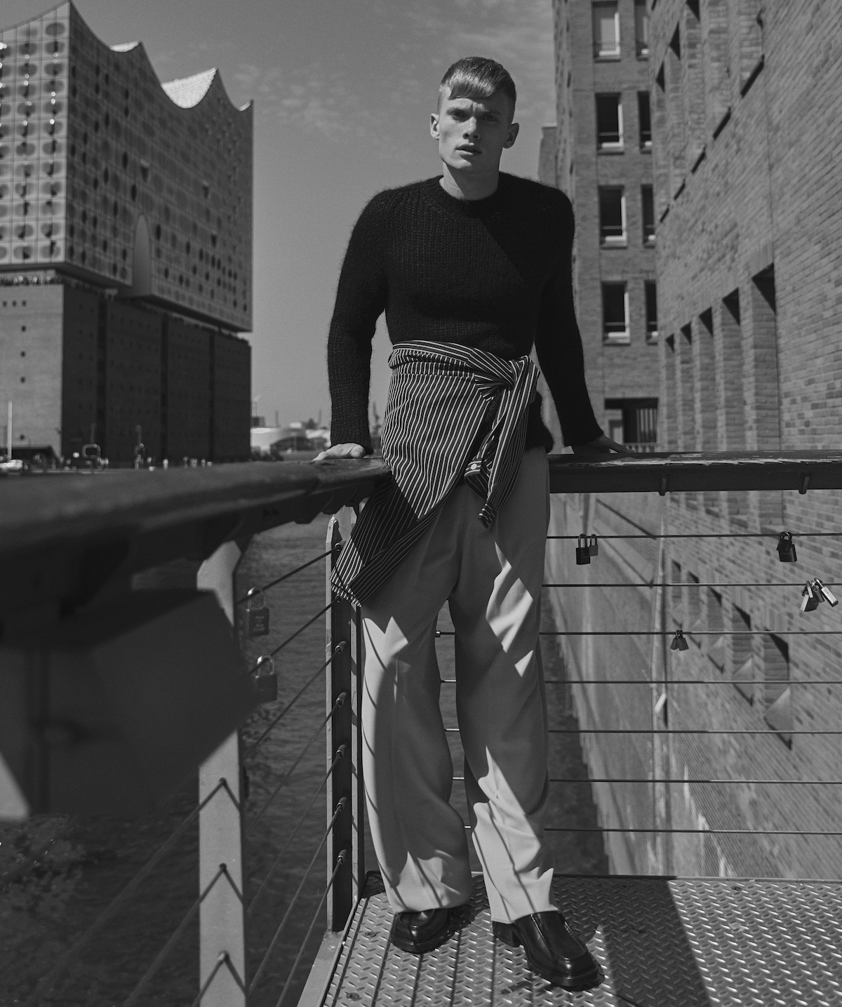 Свитер: Comme des Garçons Homme Plus; Брюки: Acne Studios; Обувь: Kenzo