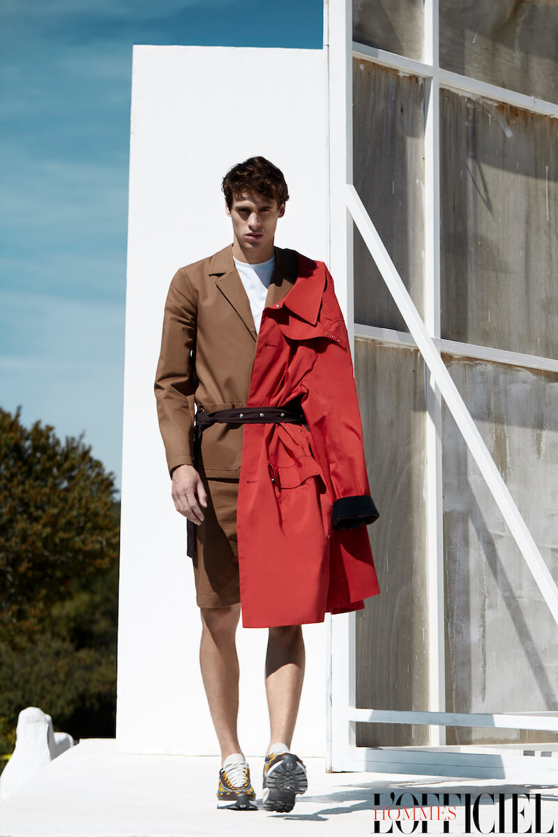 Майка Prada, пиджак и шорты – Kenzo, плащ Lanvin, кроссовки Ermenegildo Zegna 