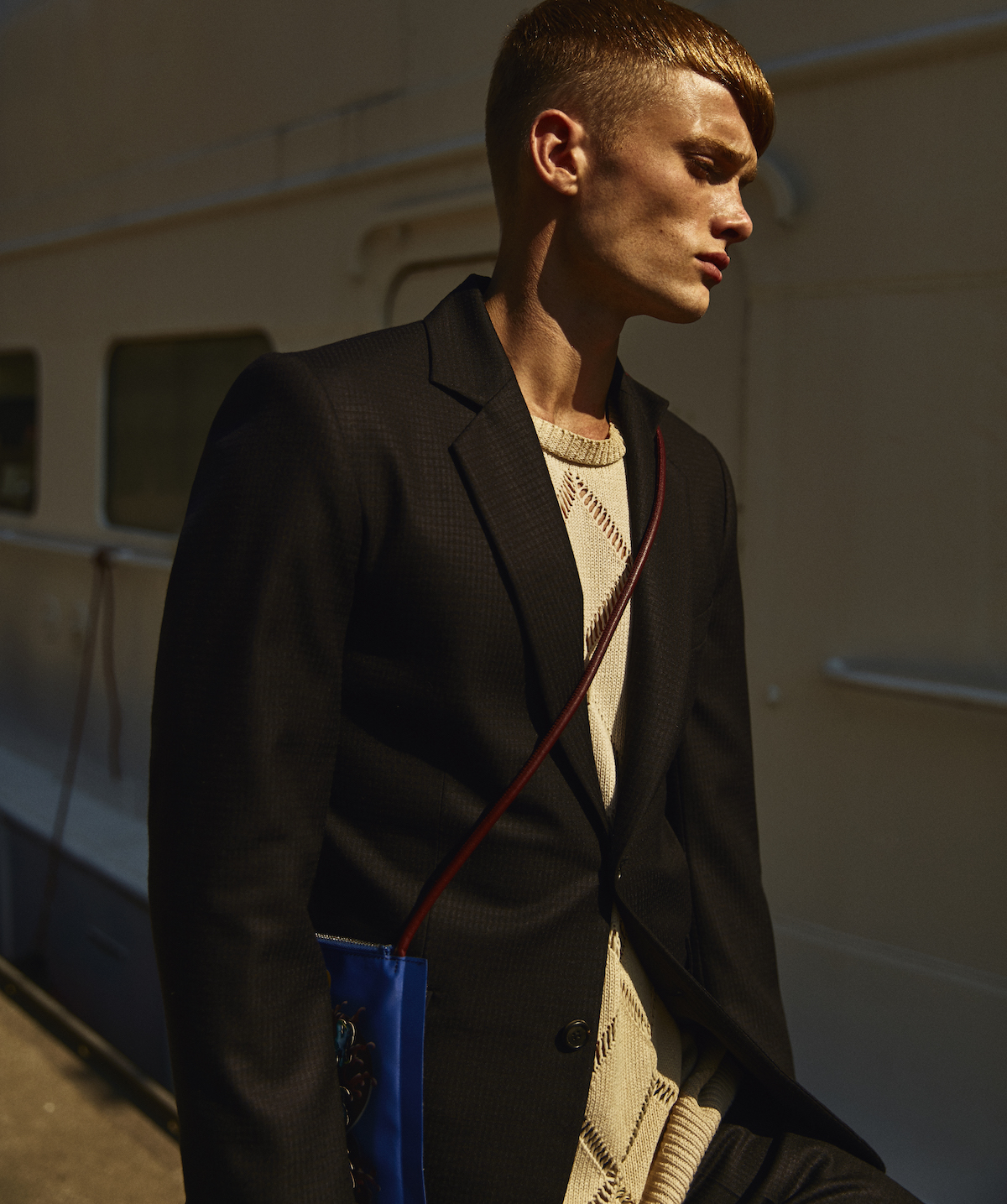 Свитер: Dries van Noten; Костюм: Garment; Сумка: Kenzo