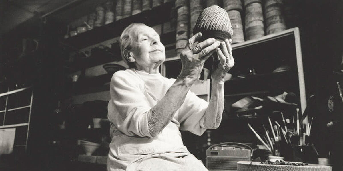 Люси Ри в своей мастерской 