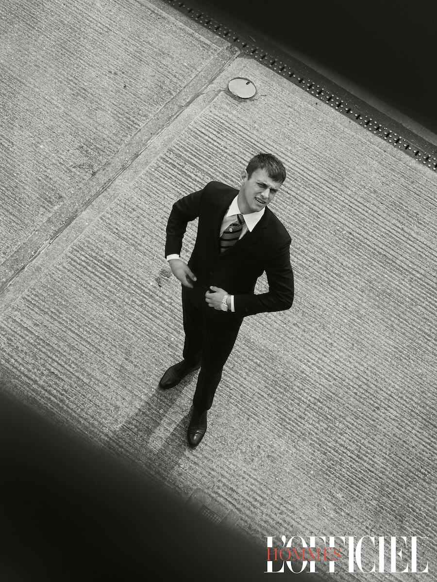 Часы Hugo by Hugo Boss, рубашка Gucci, блейзер Brooks Brothers, брюки Brooks Brothers, галстук Gianfranco Ferré, носки Falke, ожерелье Adina’s Jewels, обувь Dolce & Gabbana