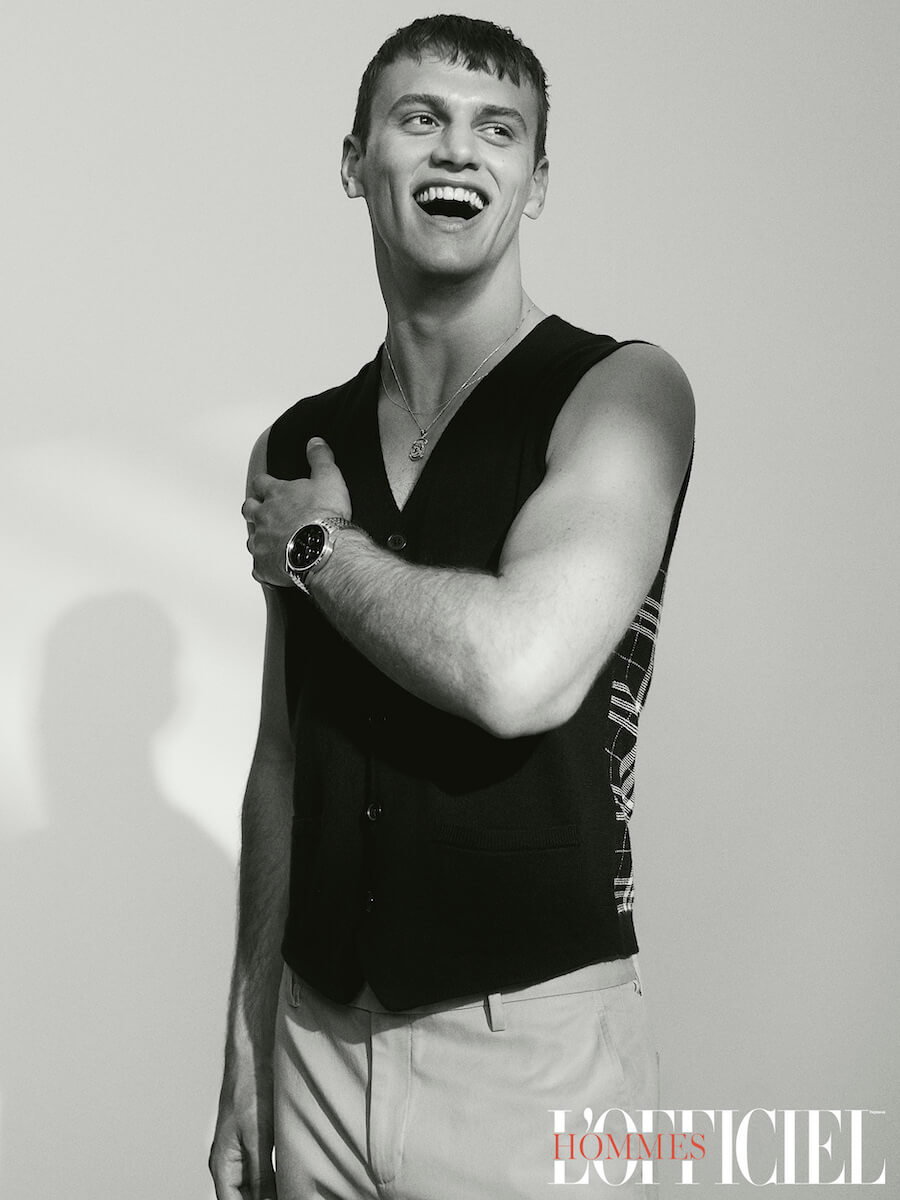 Жилет Brooks Brothers, брюки Brooks Brothers, часы Watch Boss by Hugo Boss, ожерелье Adina’s Jewels 