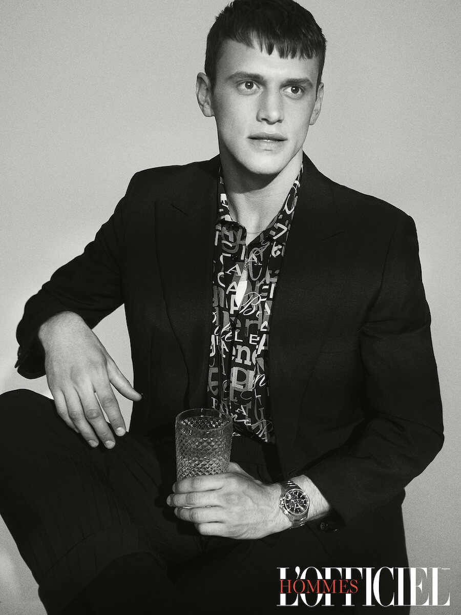 Часы Coach, блейзер Prada, рубашка Balenciaga / Matchesfashion.com, брюки Valentino / Matchesfashion.com, ожерелье Adina’s Jewels 