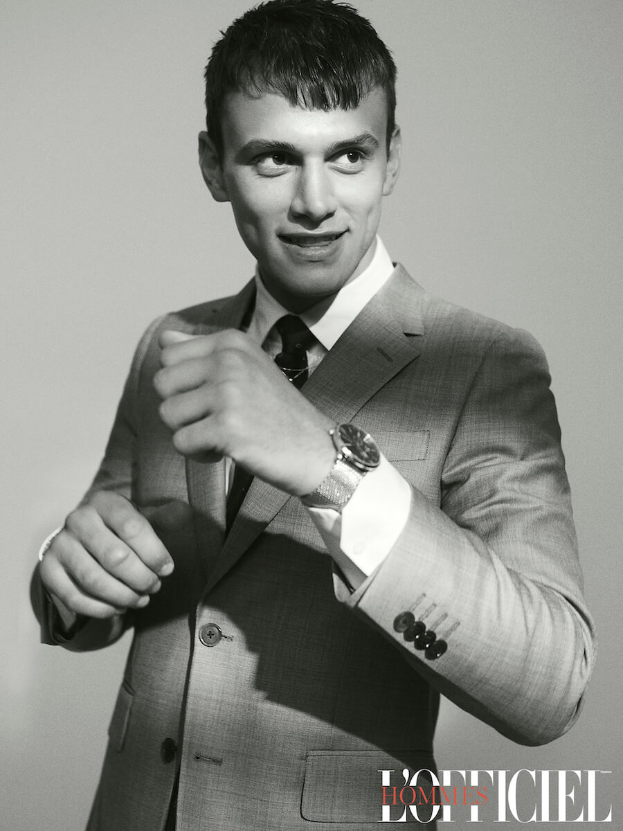 Часы Tommy Hilfiger, рубашка Gucci, блейзер Paul Smith, брюки Paul Smith, ожерелье Adina’s Jewels, галстук Balmain