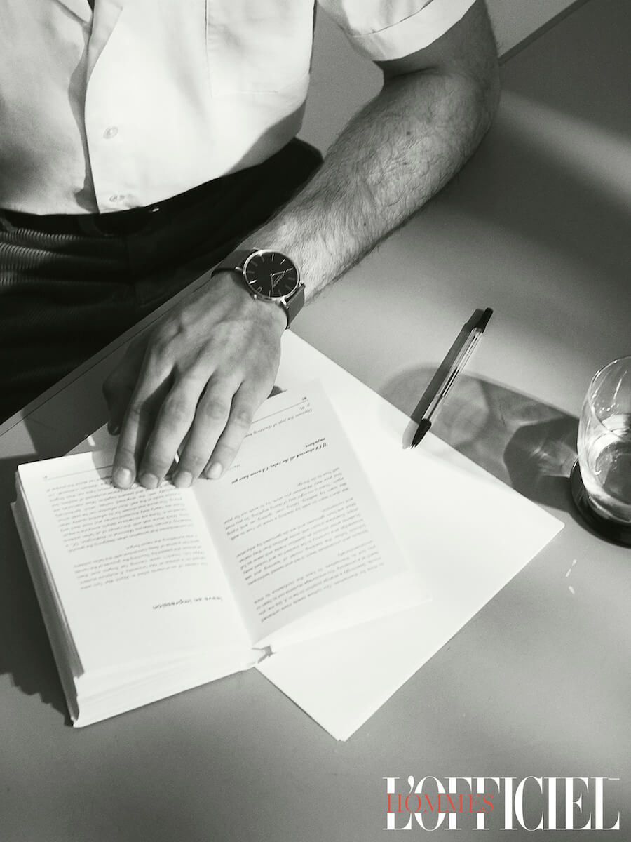 Часы Coach, рубашка Commas, брюки Brooks Brothers, ремень R. M. Williams 