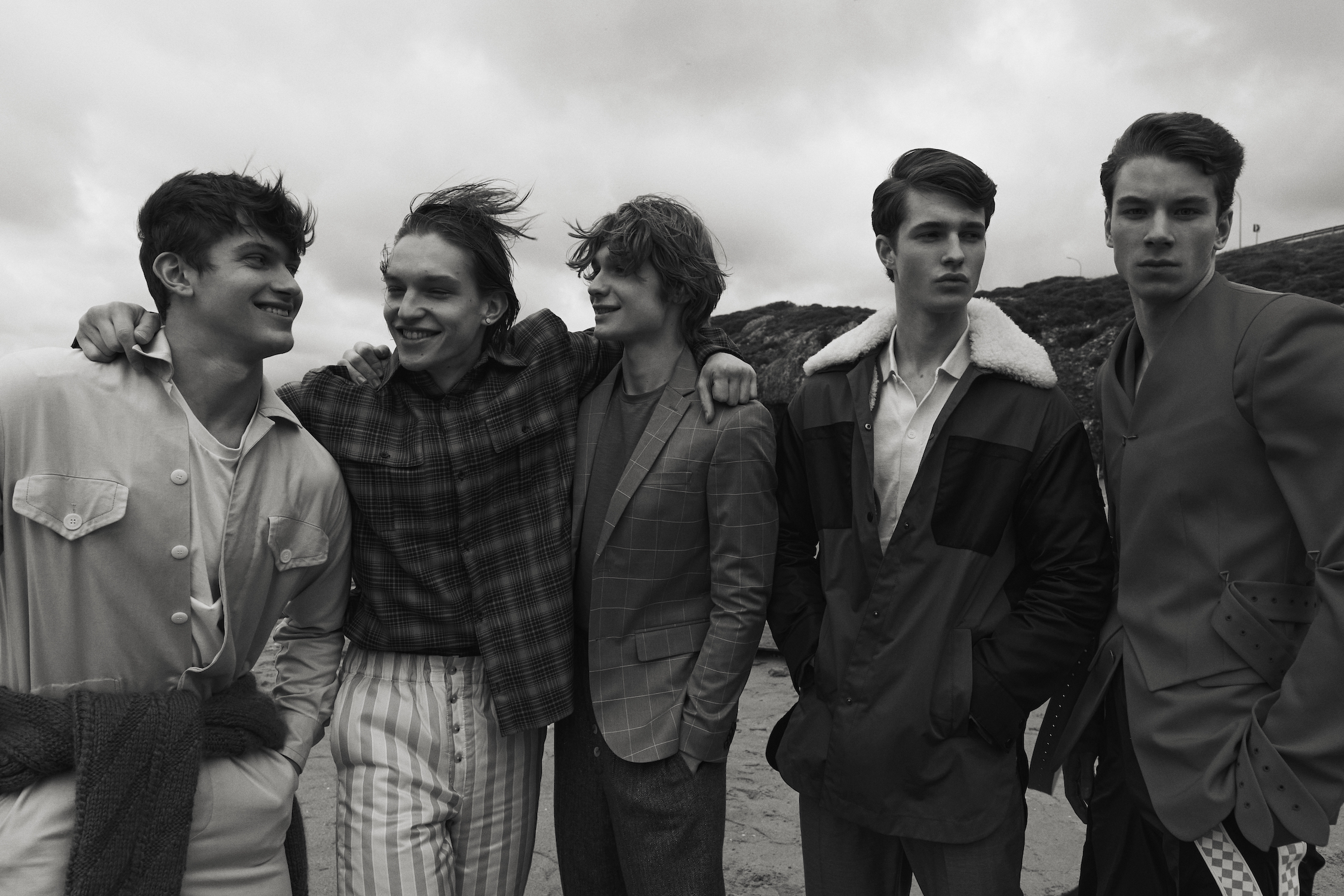 Комбінезон та светр — власність стиліста, футболка H&M; сорочка та брюки — власність стиліста; футболка та піджак H&M, брюки — власність стиліста; куртка Yves Salomon, піджак та брюки H&M; жилет, піджак і брюки — Louis Vuitton