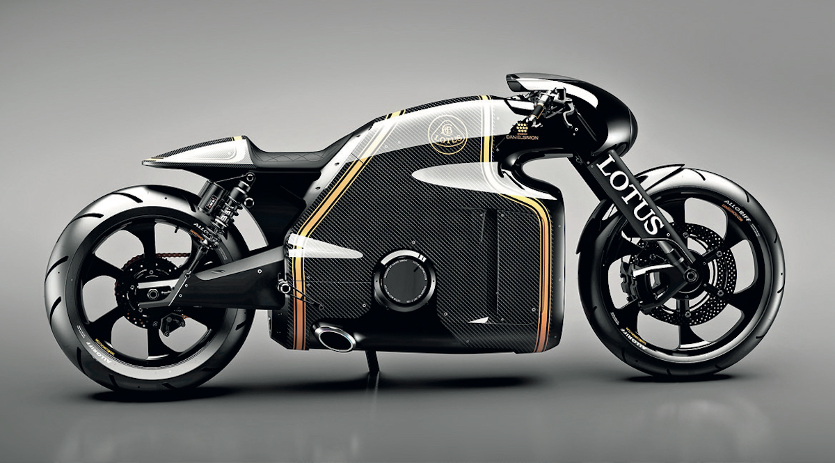 Модель Lotus c-01, выпущенная в 100 экземплярах. Ее черный цвет с золотыми полосками вдохновлен болидами F1, разработанными в 1980-х годах 