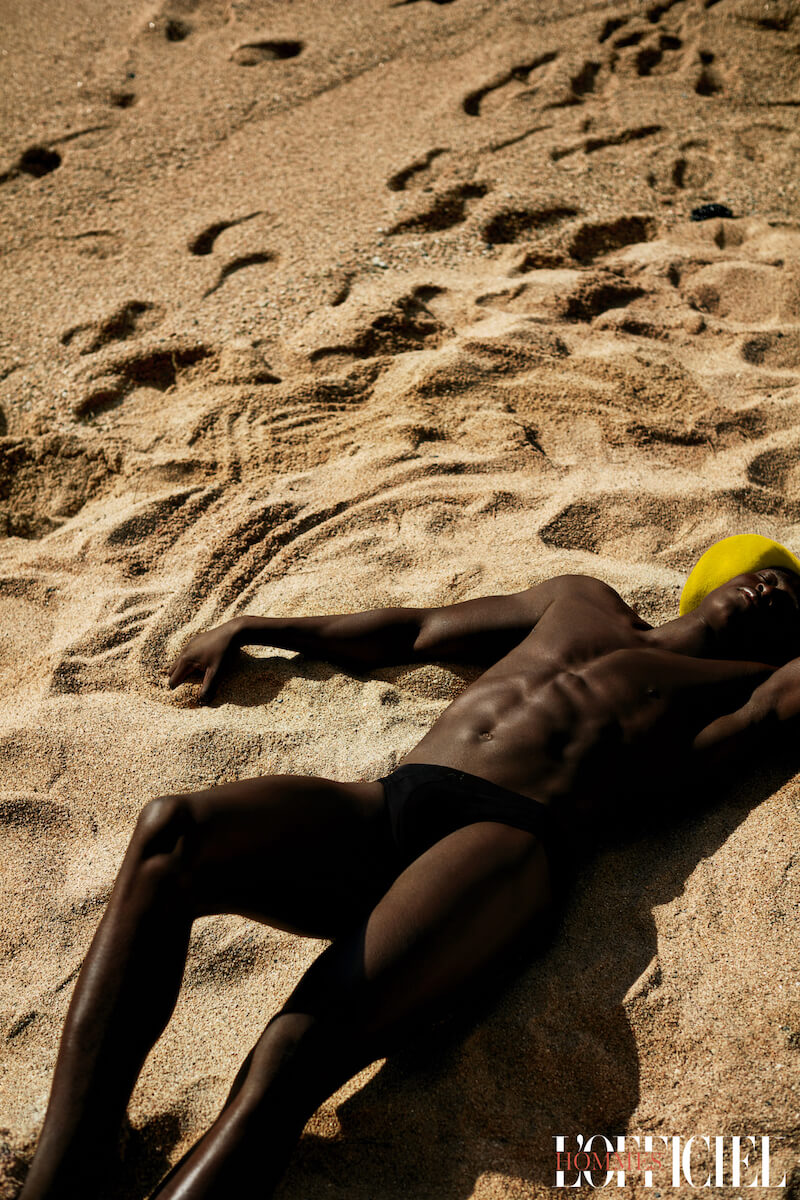 Плавки Calvin Klein, шляпа Burberry