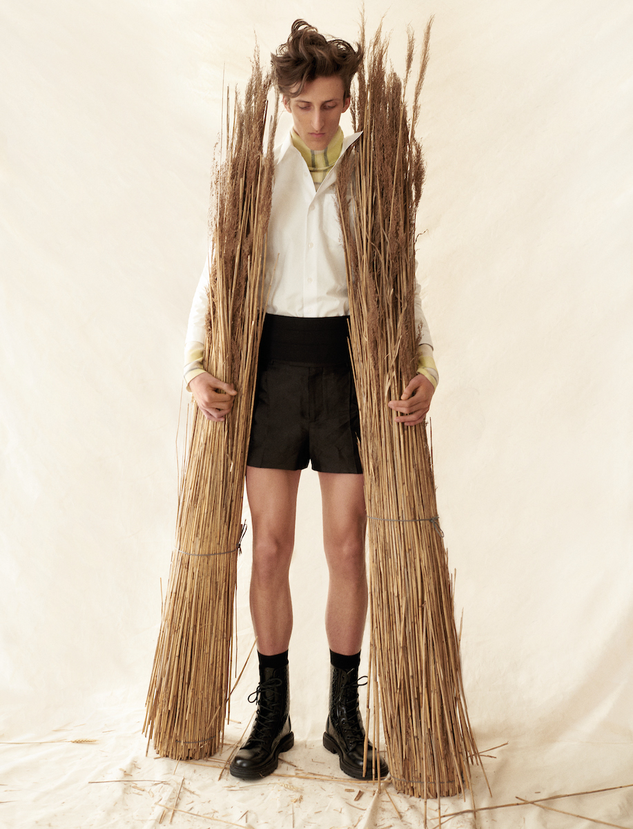 Водолазка, шорты, камербанд, носки, ботинки — Dior Men, рубашка Prada 