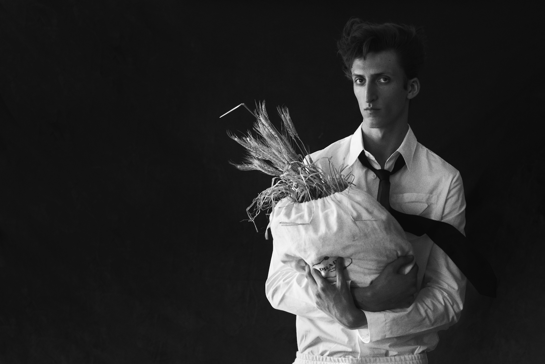 Рубашка, галстук, сумка-мешок — Prada