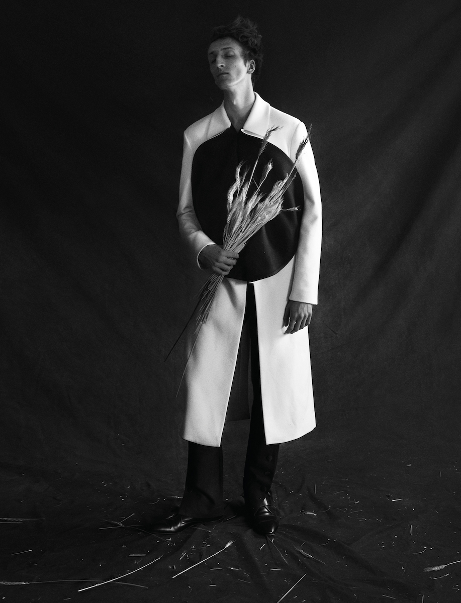 Пальто Loewe, брюки Daniel W Fletcher, туфли Prada