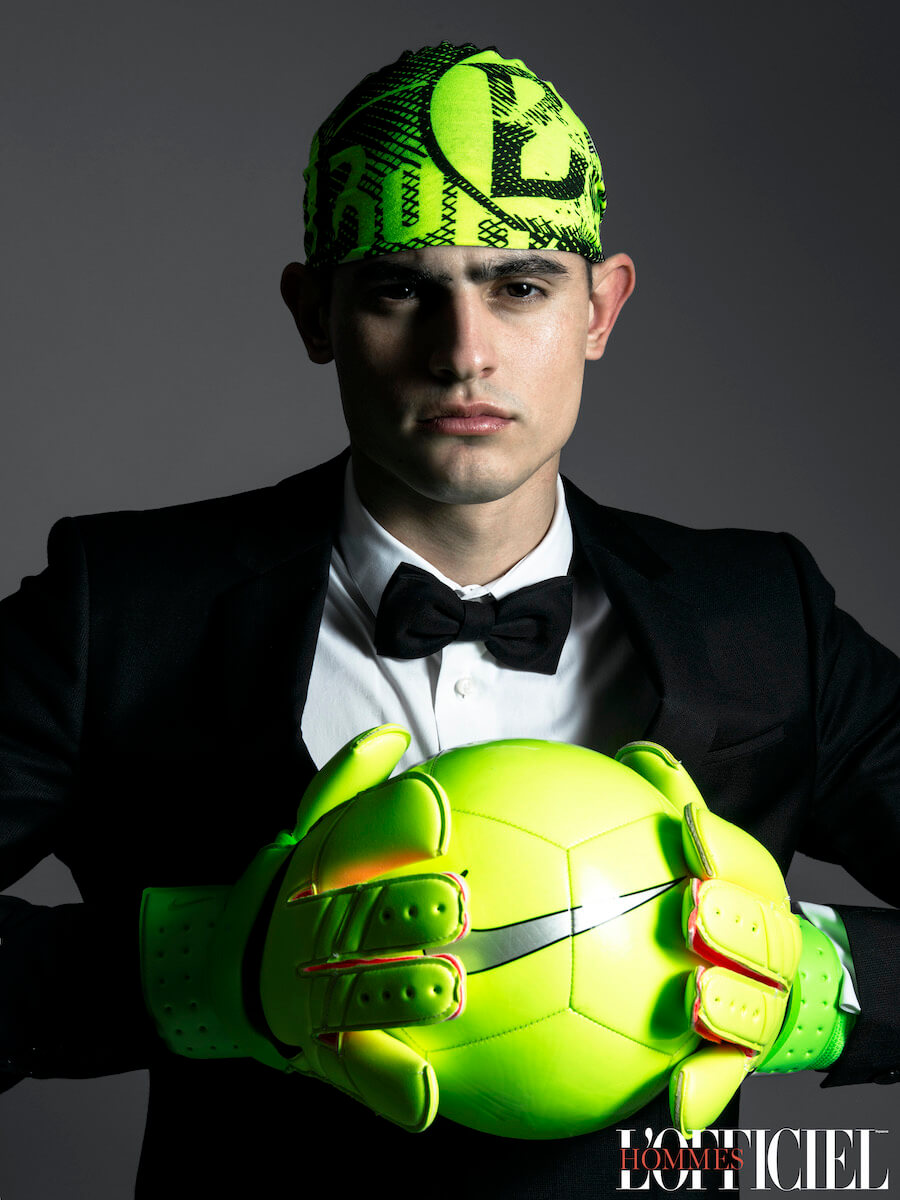 Костюм, сорочка и галстук-бабочка – Saint Laurent, бандана Buff, мяч и перчатки – Nike