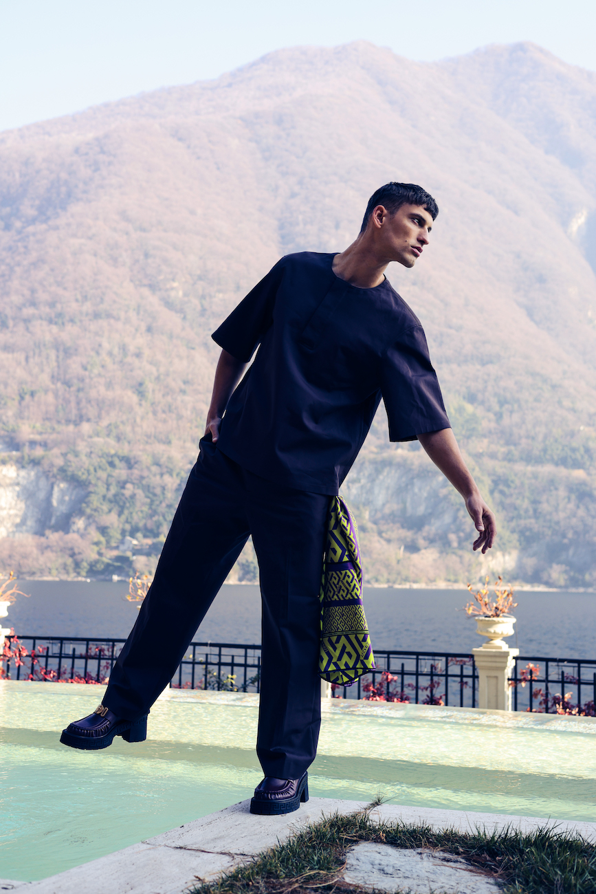 Сорочка та штани Bally, взуття та шарф Versace