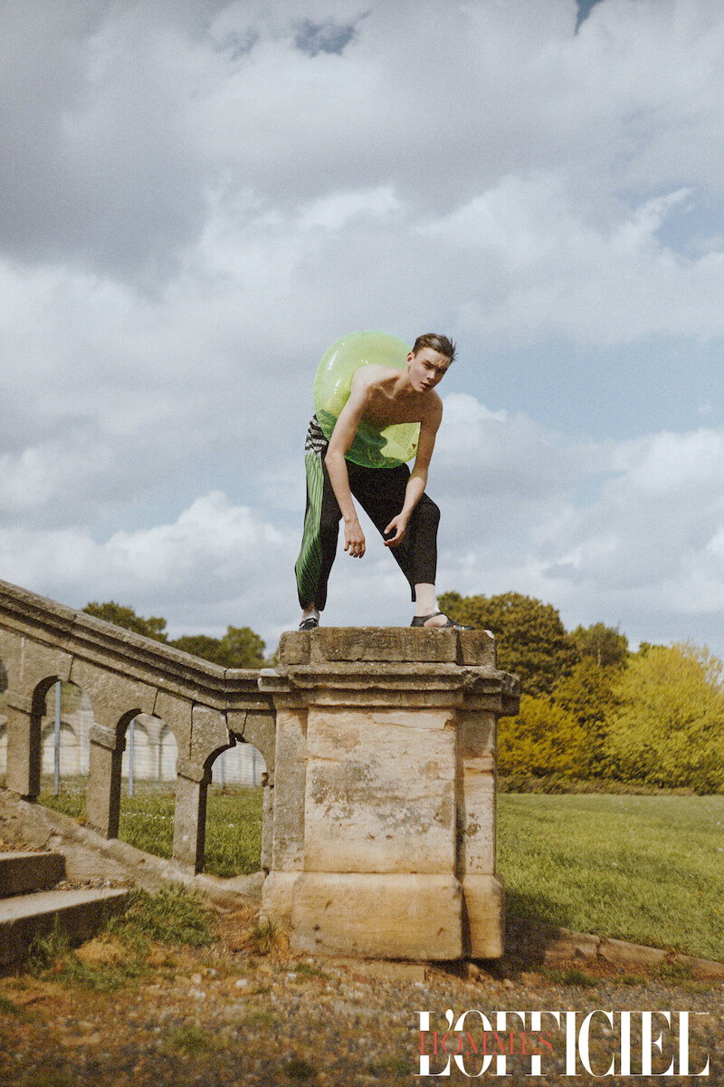 Штаны Issey Miyake, носки Wolford, обувь Russell & Bromley