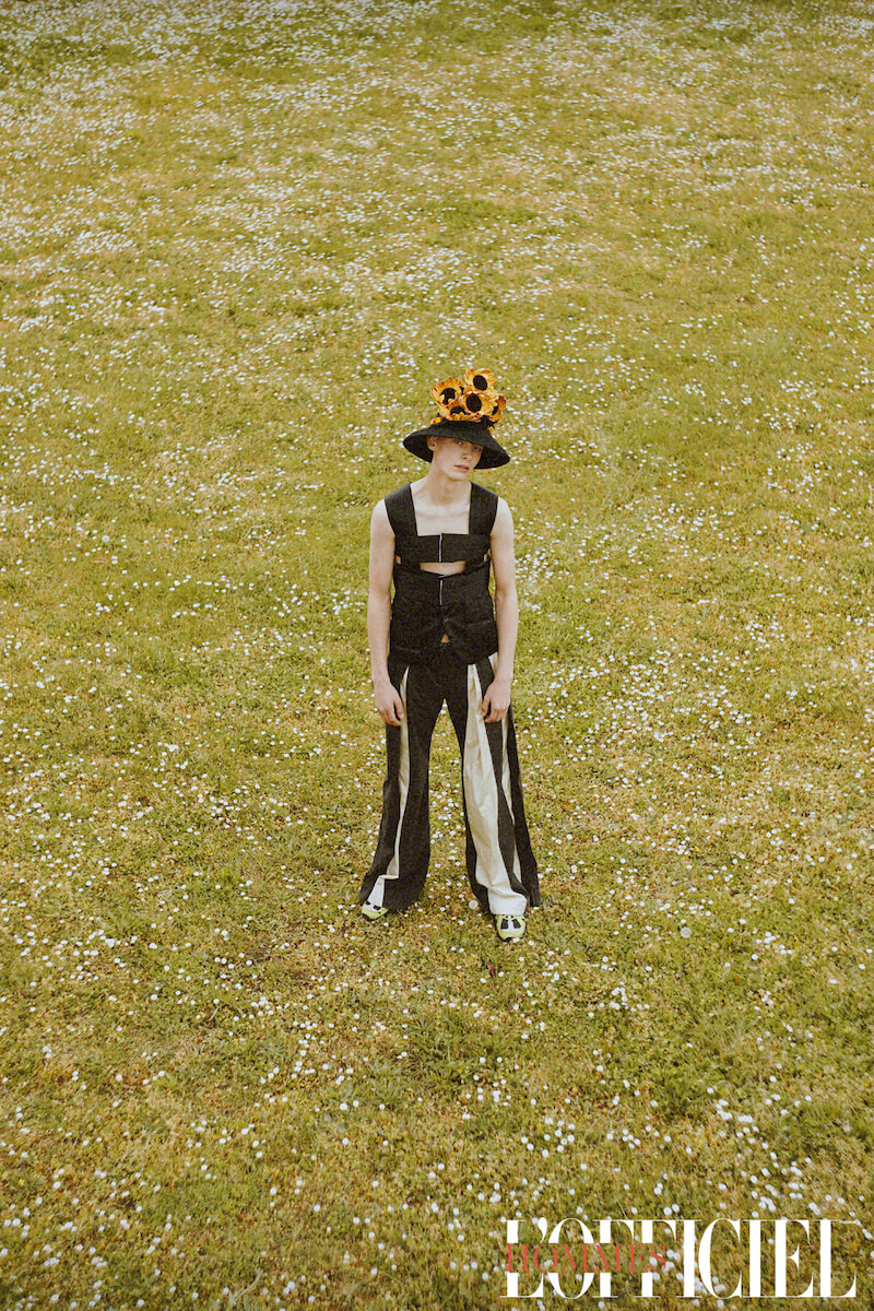 Шляпа Merve Bayindir, топ Comme des Garçons, брюки Anne Sophie Madsen, кроссовки Supreme x Nike