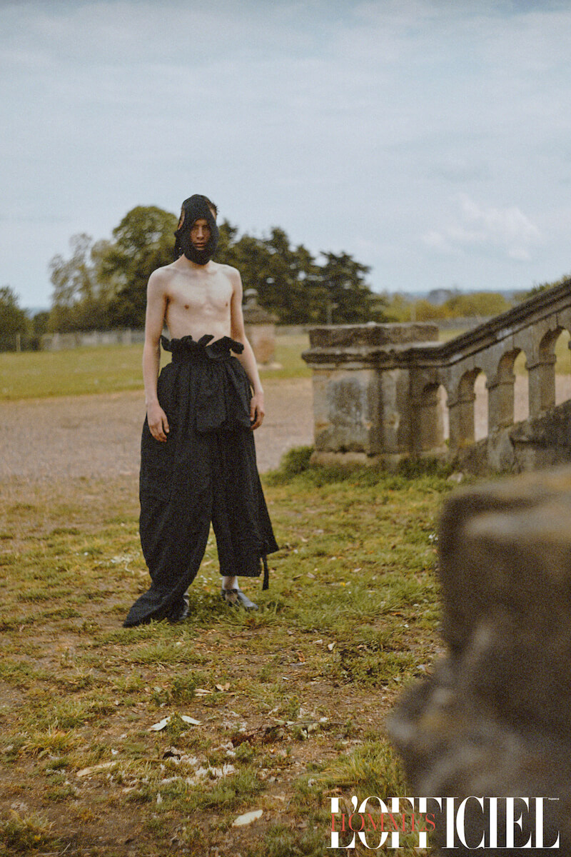 Топ (как головной убор) и брюки – Wesley Harriott, леггинсы Wolford, обувь Russell & Bromley 