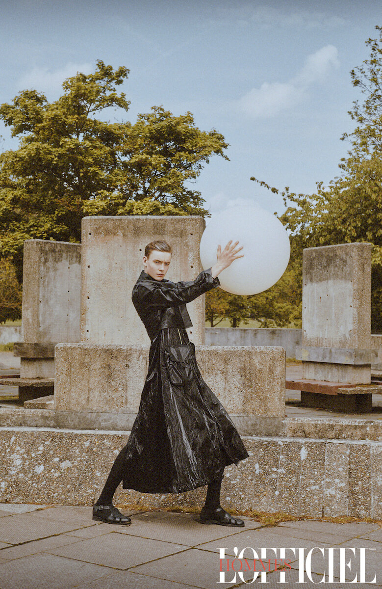 Куртка A-JANE, пальто UNDERAGE,  леггинсы Wolford, обувь Russell & Bromley