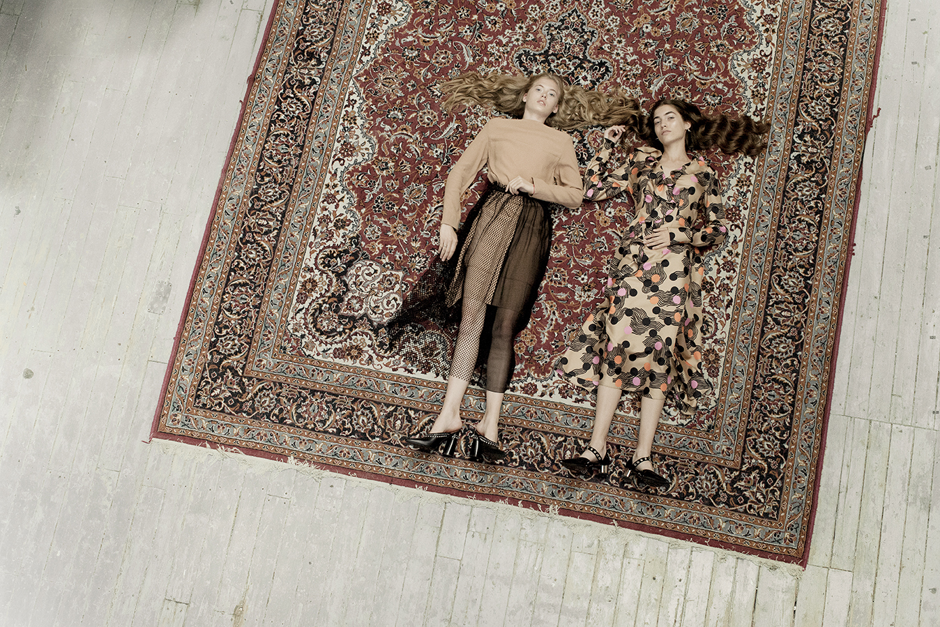 На Вике платье Bevza, юбка N°21 и туфли 3.1 PHILLIP LIM; на Полине платье MSGM и туфли Robert Clergerie x Self-Portrait