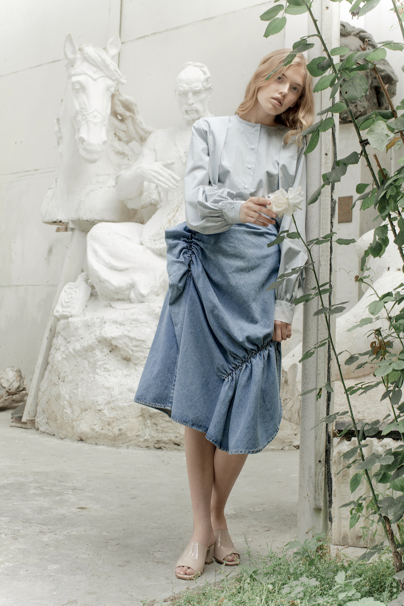 На Вике блуза SEE BY CHLOÉ, юбка J.W. ANDERSON и сабо Vetiver