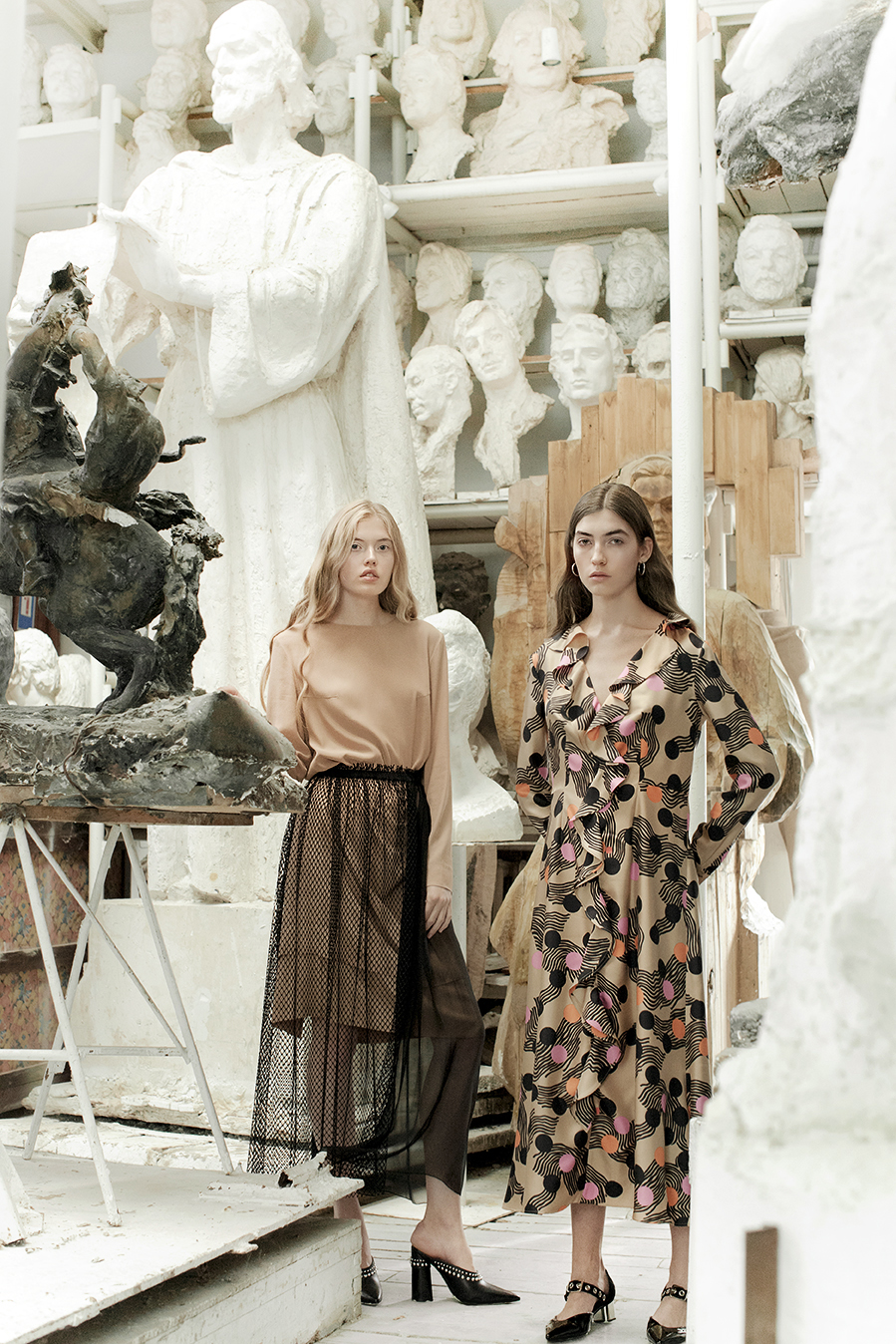 На Вике платье Bevza, юбка N°21 и туфли 3.1 PHILLIP LIM; на Полине платье MSGM и туфли Robert Clergerie x Self-Portrait