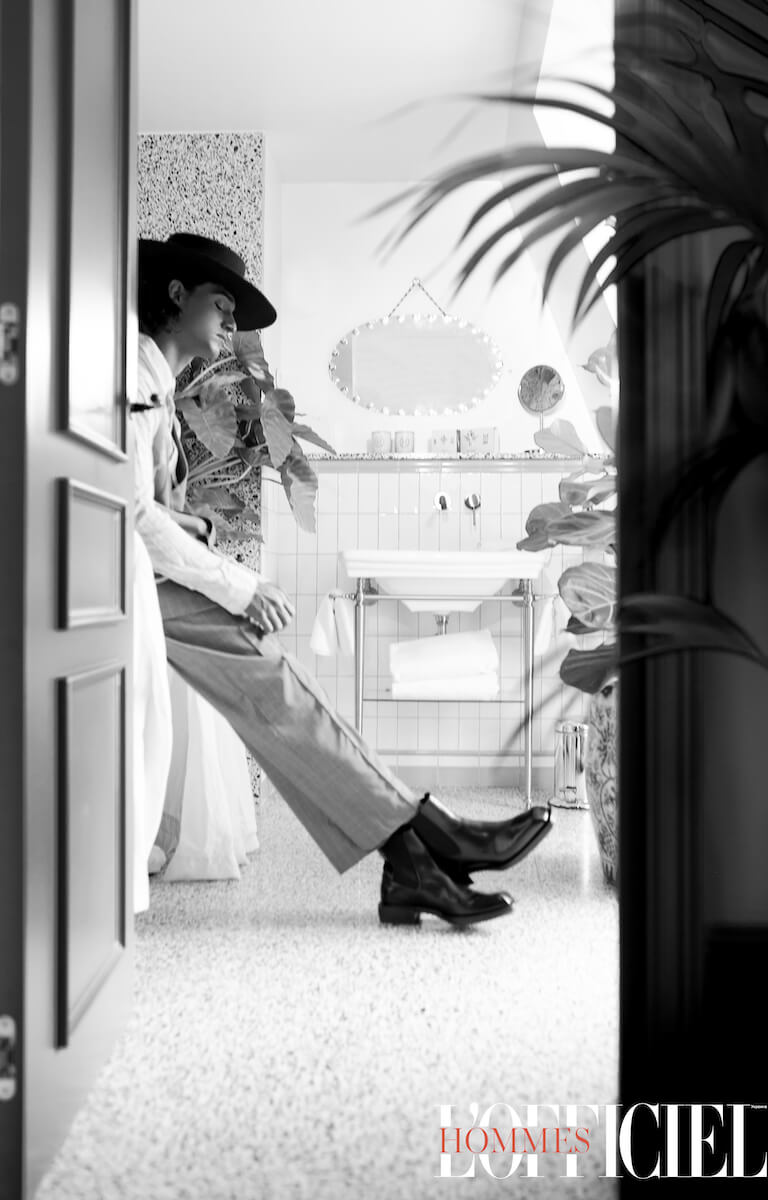 Рубашка Isaia,  жилет и брюки – Сhalayan,  ботинки Alexander McQueen, шляпа Acheval Ppampa 