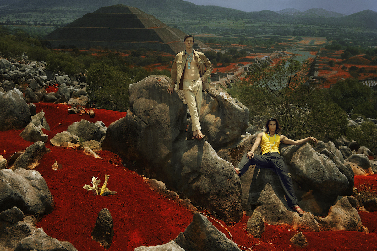 СЛЕВА: куртка и брюки — Moncler, сандалии H&M, украшения Cruzada; СПРАВА: майка и брюки — Salvatore Ferragamo, сандалии Yirko Sivirich, украшения: Oro De Monte Albán 