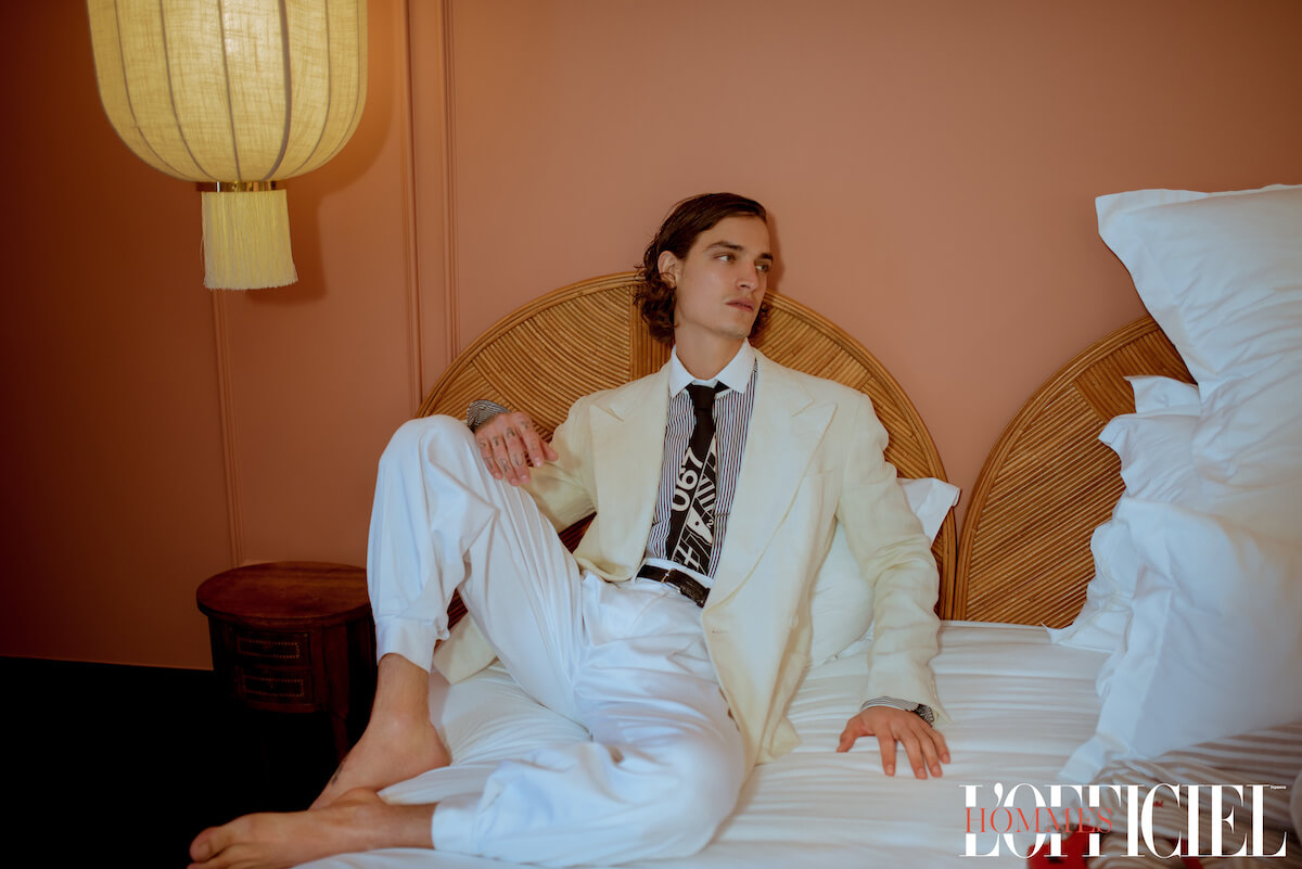 Пиджак, сорочка, шелковый галстук – Ralph Lauren, брюки Acheval, пояс Celine, пиджак на кровати Isaia