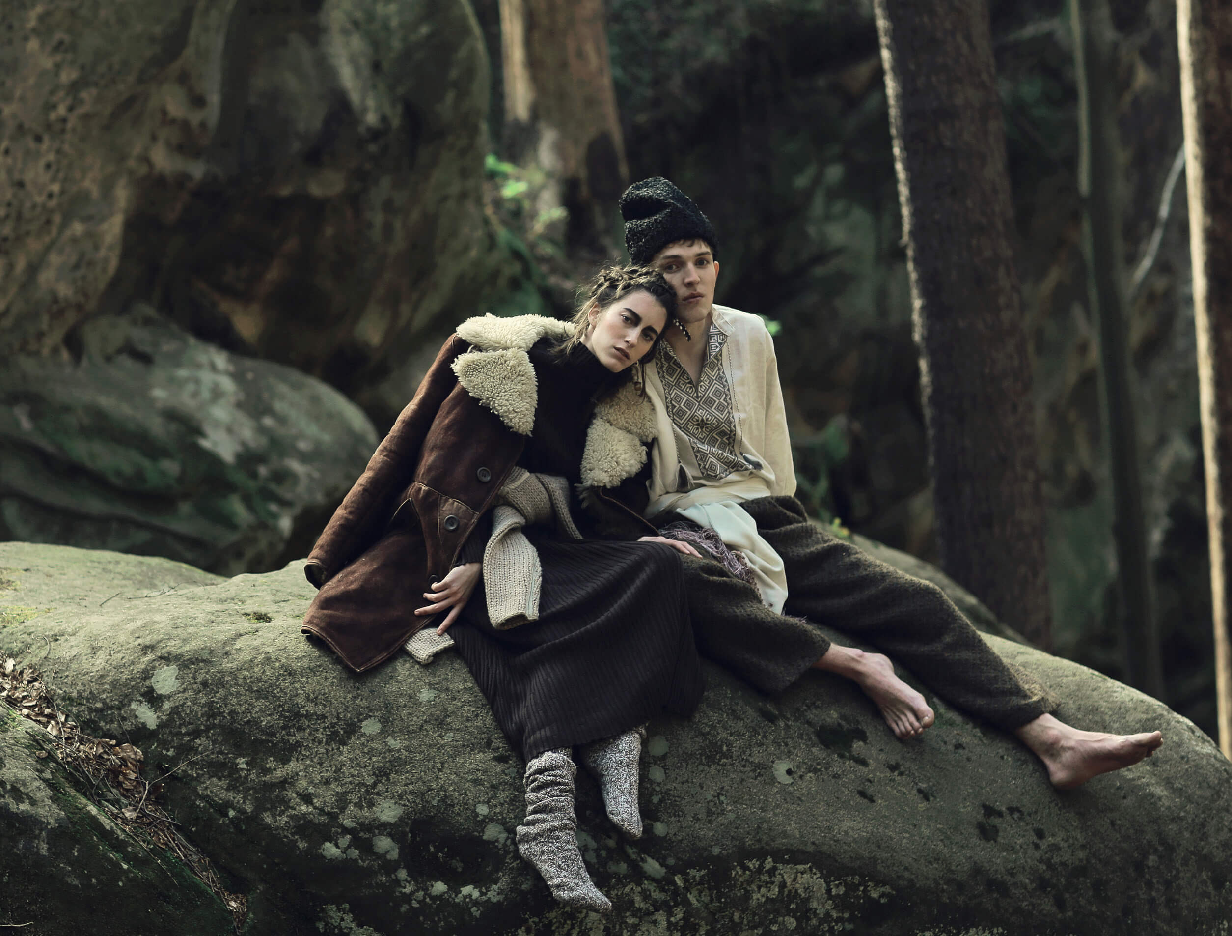 На Анастасии: платье и свитер UBERlove, дубленка и носки работы карпатских ремесленников, серьга Samokish На Андрее: сорочка, пояс и шапка - часть украинского национального костюма, штаны Sasha Kanevski