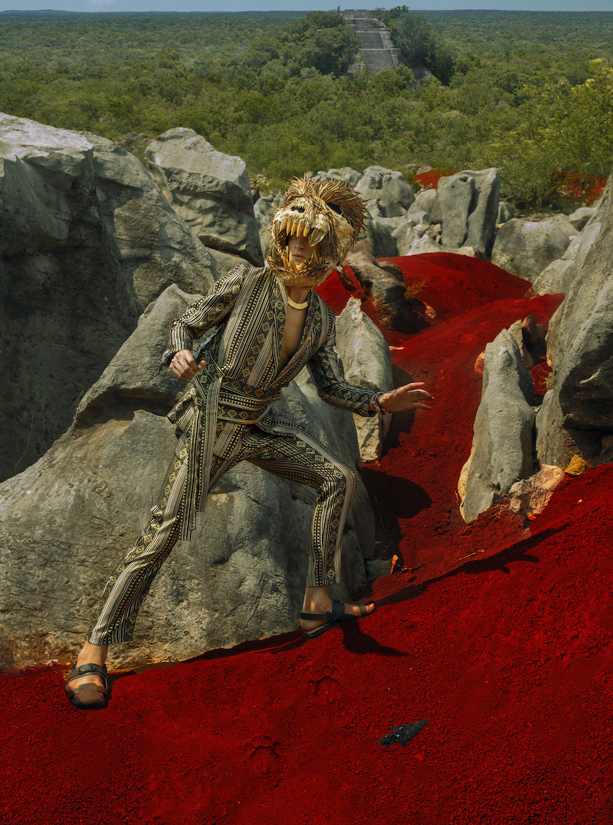 Пиджак и брюки — Jesús Parra, головной убор Roberto Jiménez, сандалии Salvatore Ferragamo, украшения: Innerraum, Oro De Monte Albán