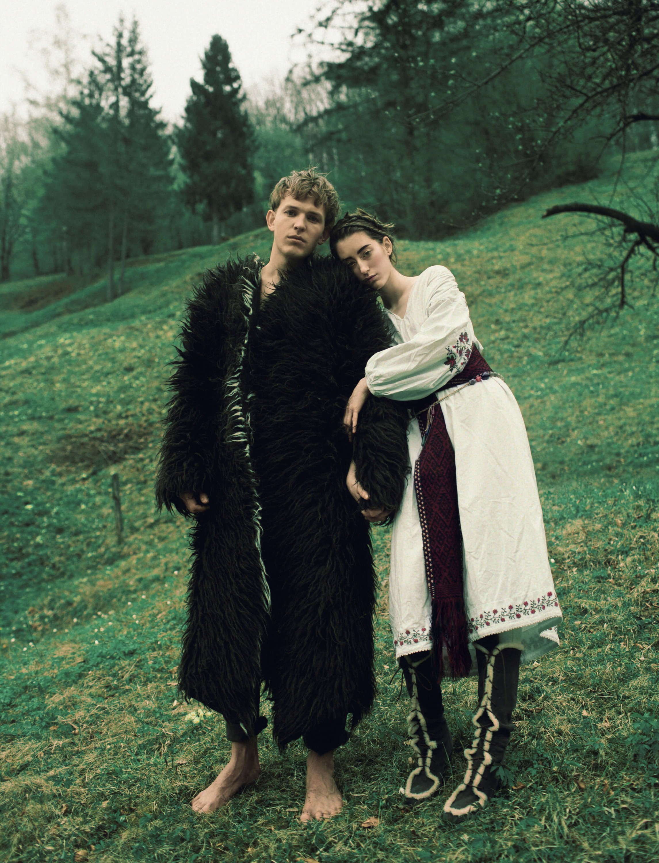 На Андрее: пальто Gunia Project, штаны Sasha Kanevski На Анастасии: сорочка и пояс - часть украинского национального костюма, сапоги работы современных карпатских ремесленников, колье-трансформер Samokish