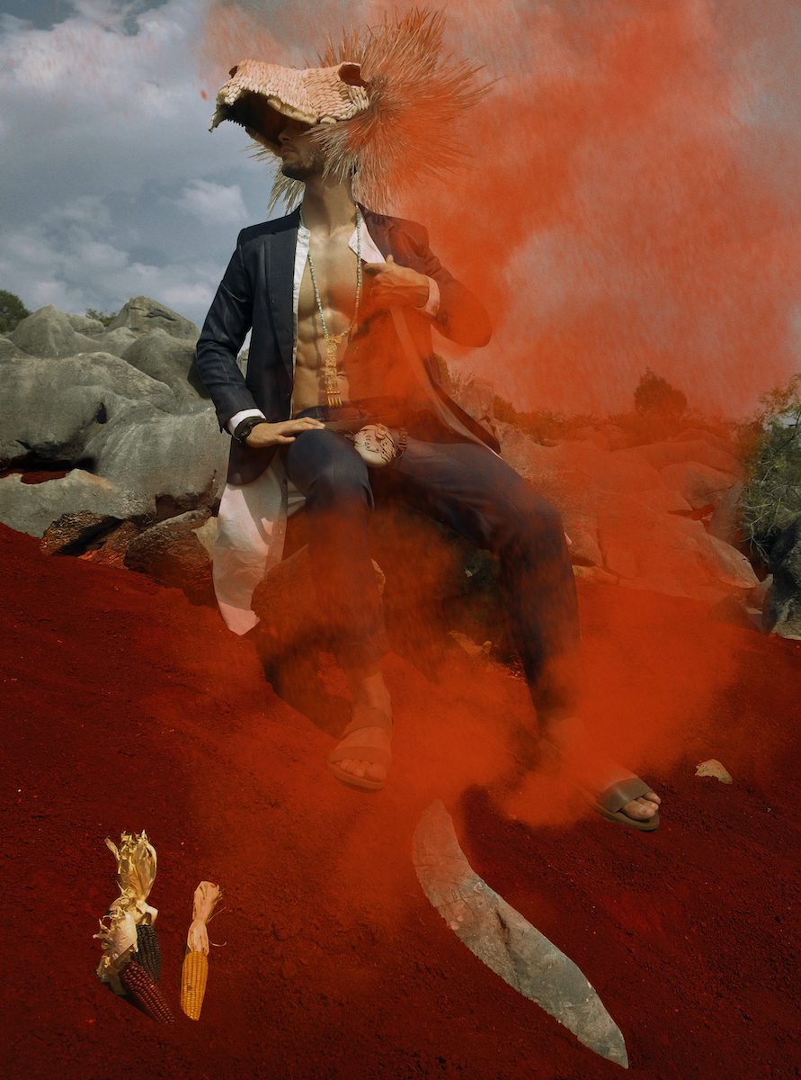 Сорочка Ocelote, пиджак и брюки — Necio, головной убор Roberto Jiménez, сумка браслет Innerraum, сандалии H&M,  украшения: Oro De Monte Albán, Cruzada 