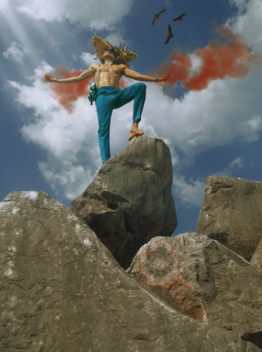 Брюки Welton & Sons, головной убор Roberto Jiménez, сумка, браслет — Innerraum, сандалии Yirko Sivirich, украшения: Oro De Monte Albán 