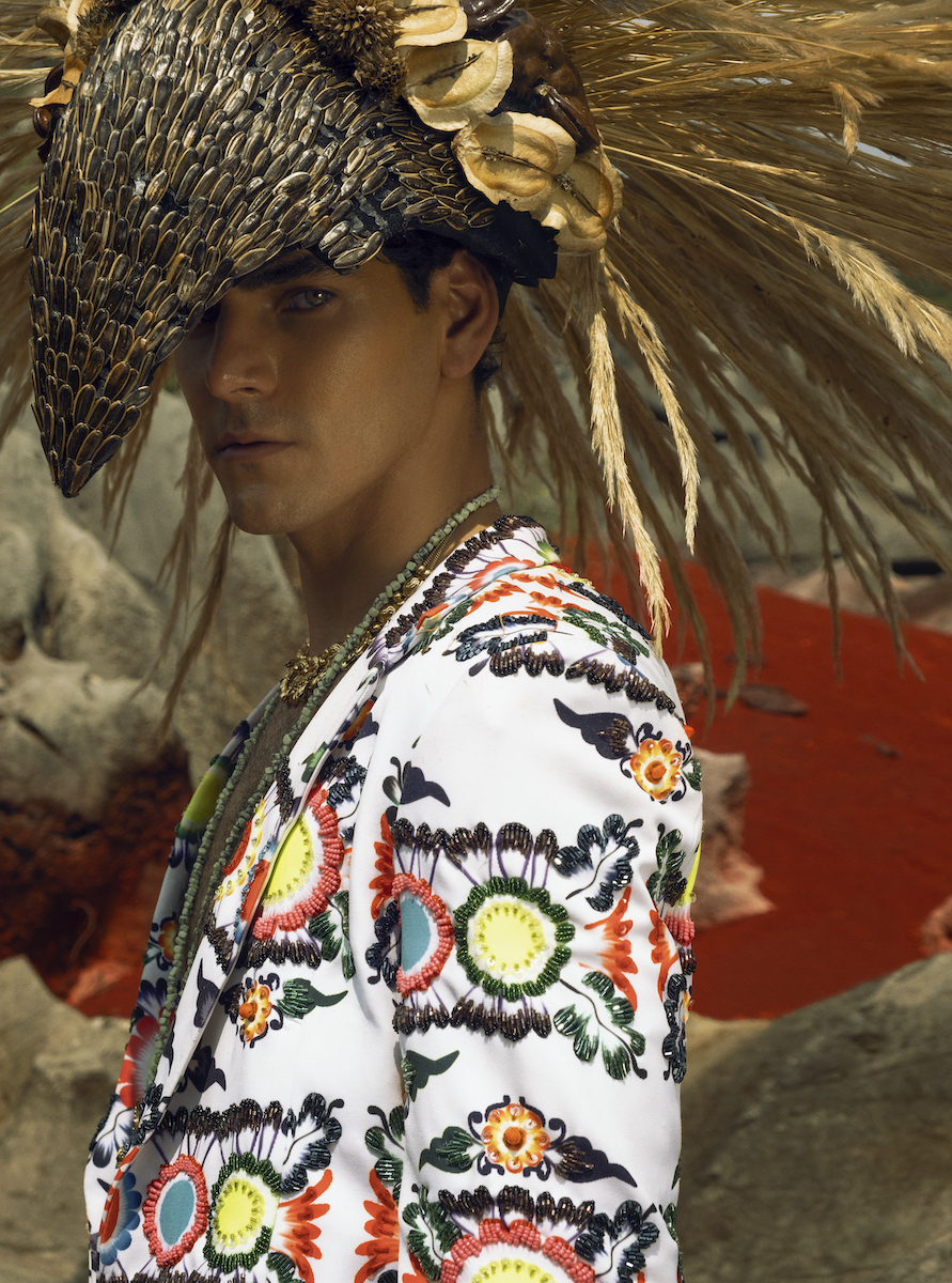 Пиджак Yirko Sivirich, головной убор, Roberto Jiménez, украшения: Oro De Monte Albán, Eduardo Benitez 
